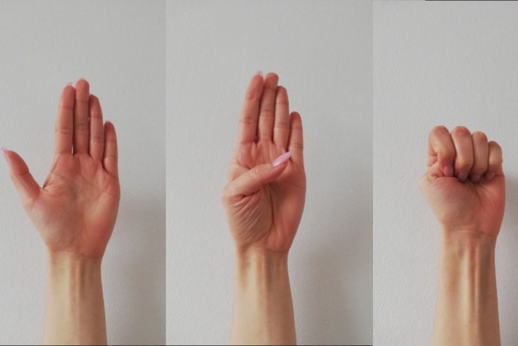 Obraz przedstawia sposób wykonania międzynarodowego znaku manualnego „pomóż mi” polegającego na pokazaniu otwartej dłoni, złożeniu dłoni w pięść, chowając kciuk do środka. 